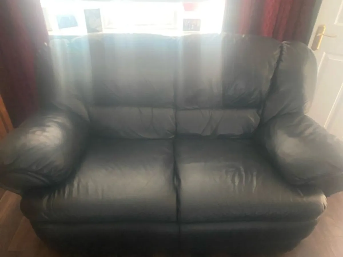 Leather 3 & 2 seater suite. Smoke and pet free home. Very good condition. - Image 3
