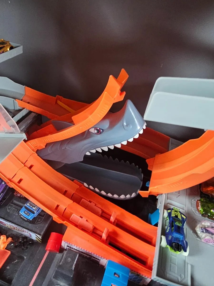 Hot wheels shark Attack Garage - Image 2