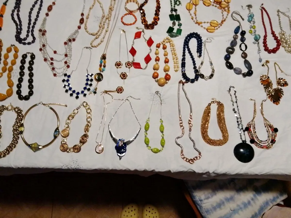 A job load of necklaces - Image 1