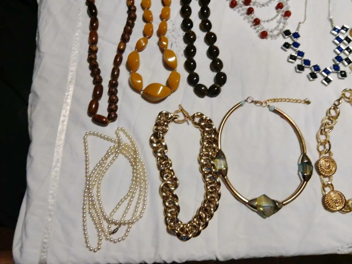 A job load of necklaces - Image 2