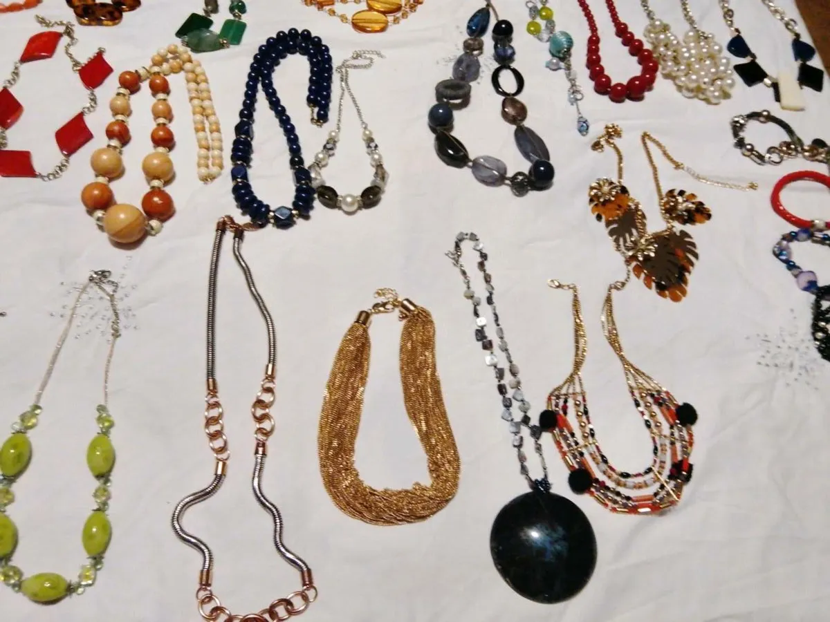 A job load of necklaces - Image 4