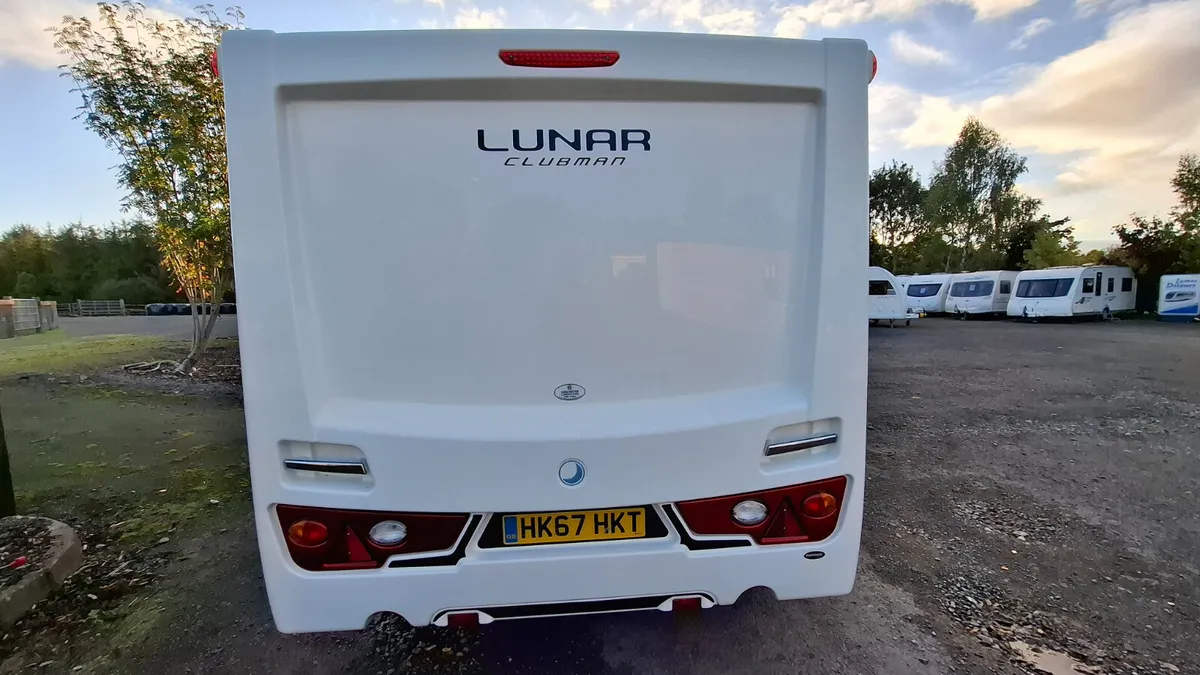 Lunar Clubman SR Caravan  ensuite Island bed - Image 4