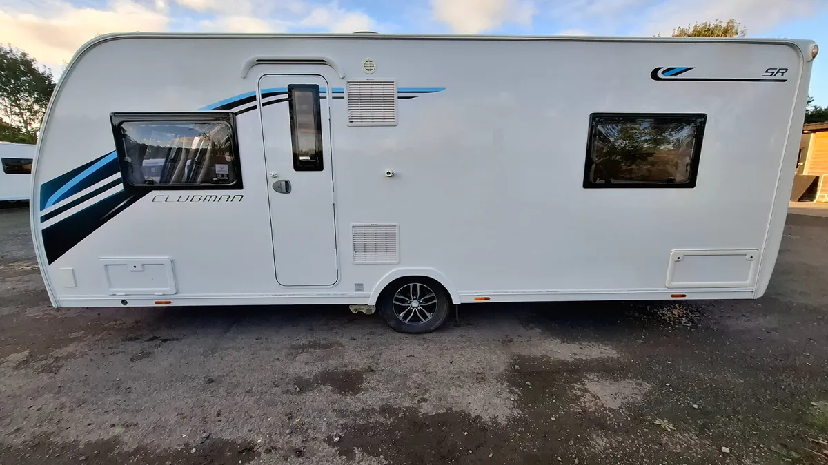 Lunar Clubman SR Caravan  ensuite Island bed - Image 3
