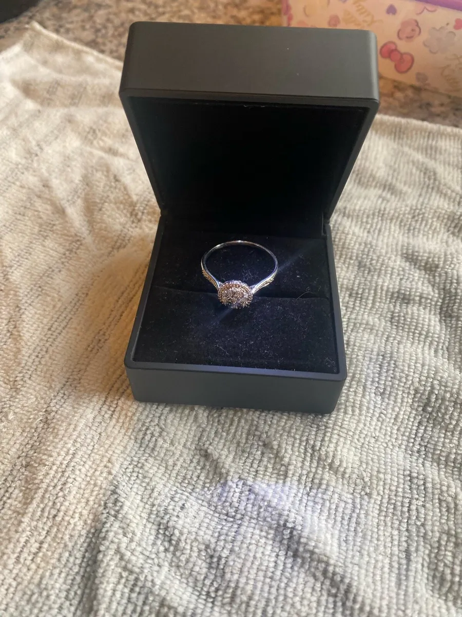 Brand new 9ct white gold cluster diamond ring - Image 1