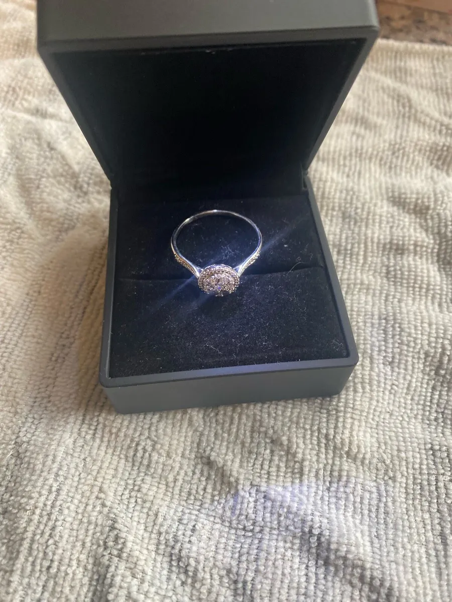 Brand new 9ct white gold cluster diamond ring - Image 2