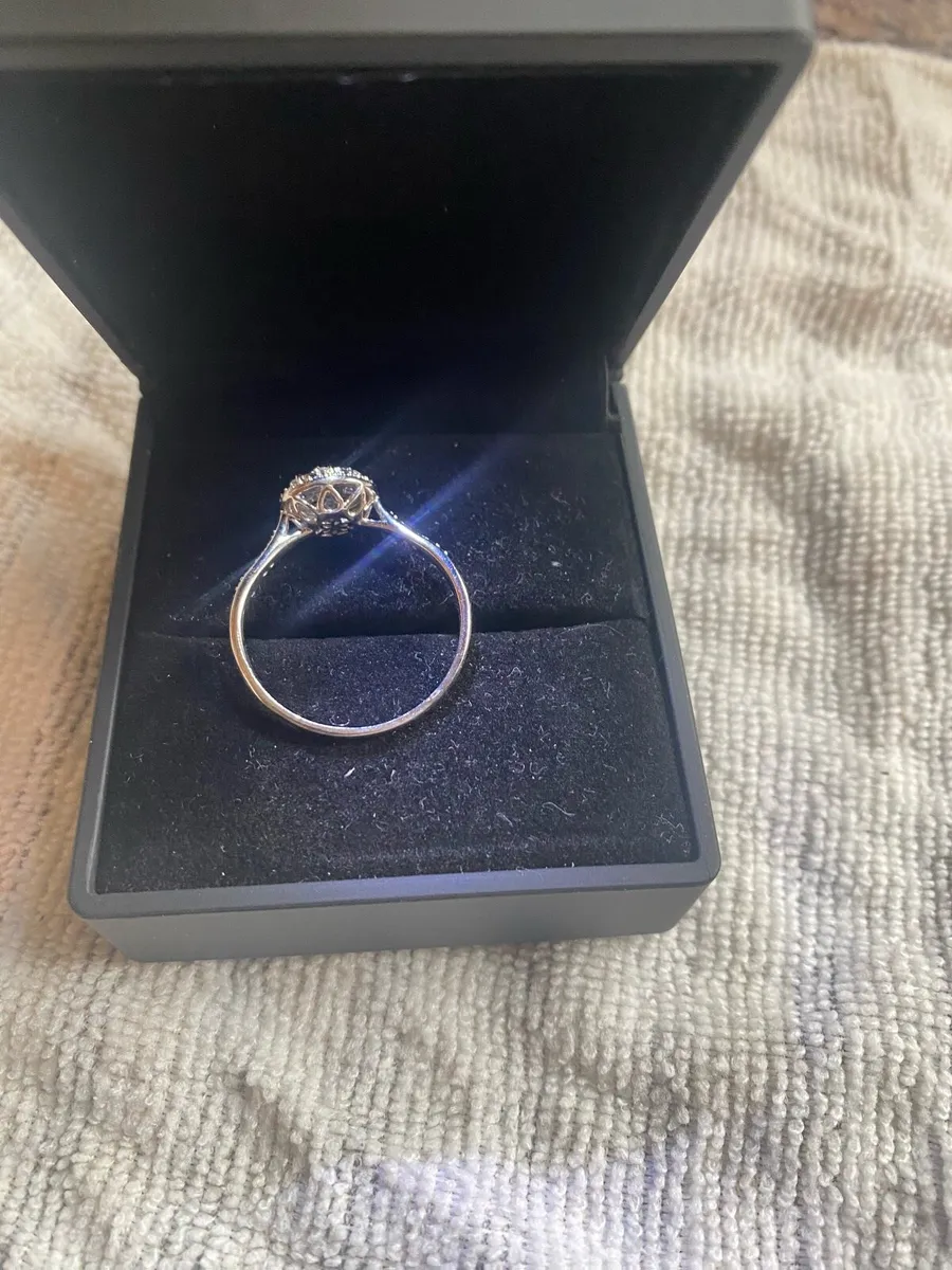 Brand new 9ct white gold cluster diamond ring - Image 3
