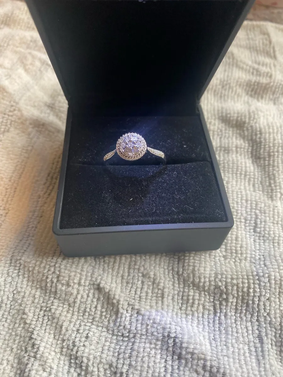 Brand new 9ct white gold cluster diamond ring - Image 4