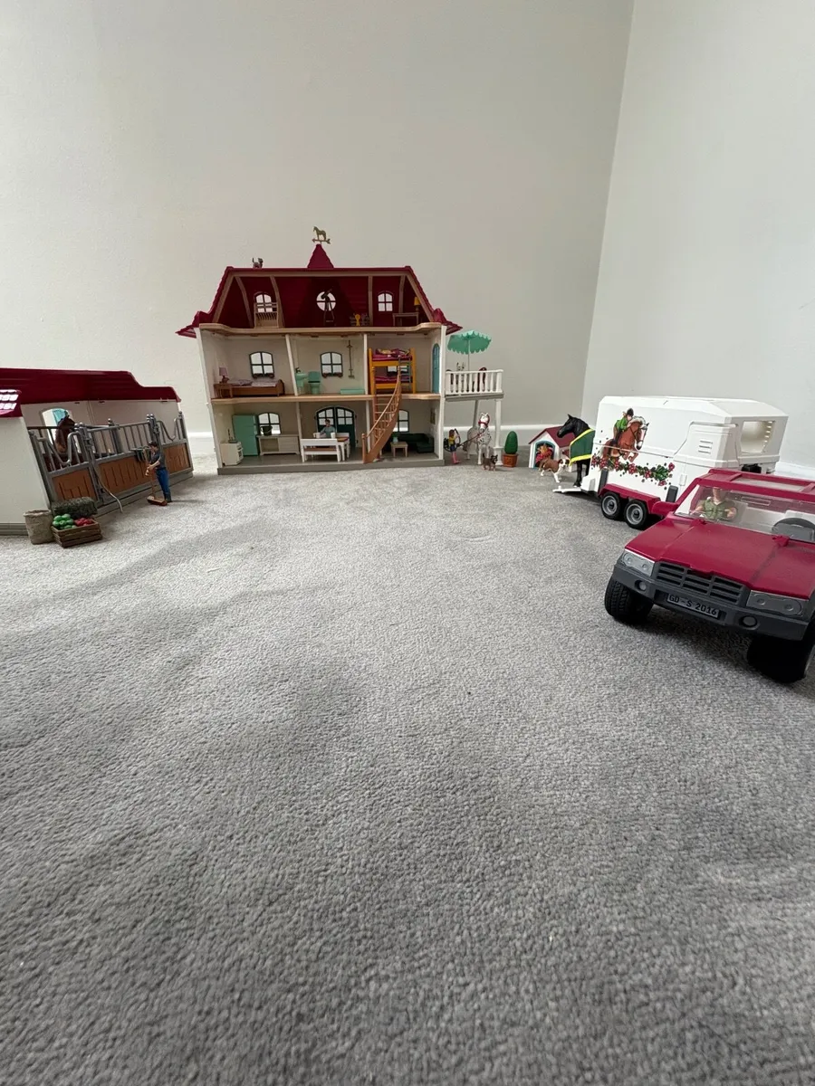 Schleich House, Stable and Horse Trailer - Image 1