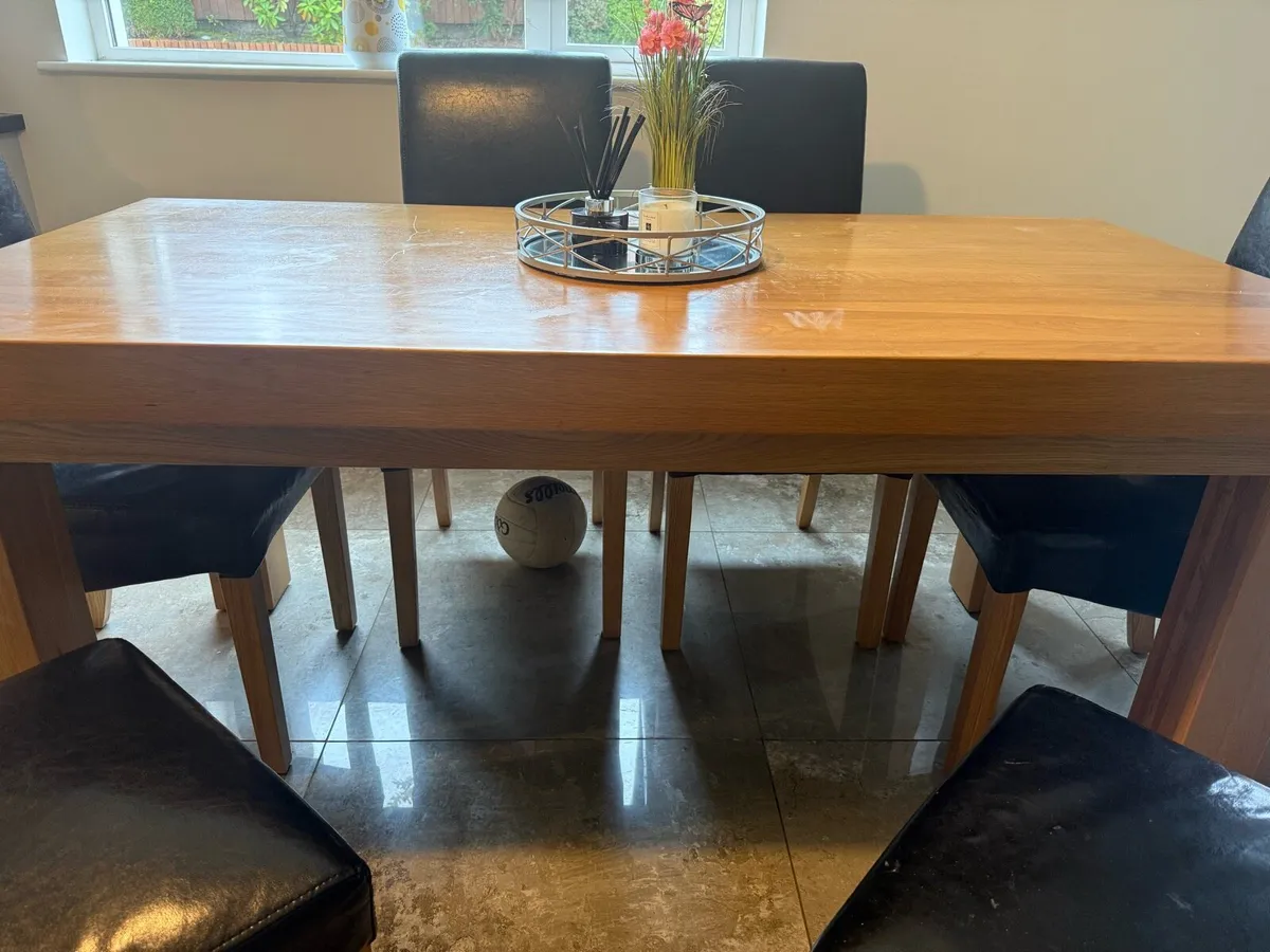 Kitchen Table, 6 chairs & 5 stools - Image 1