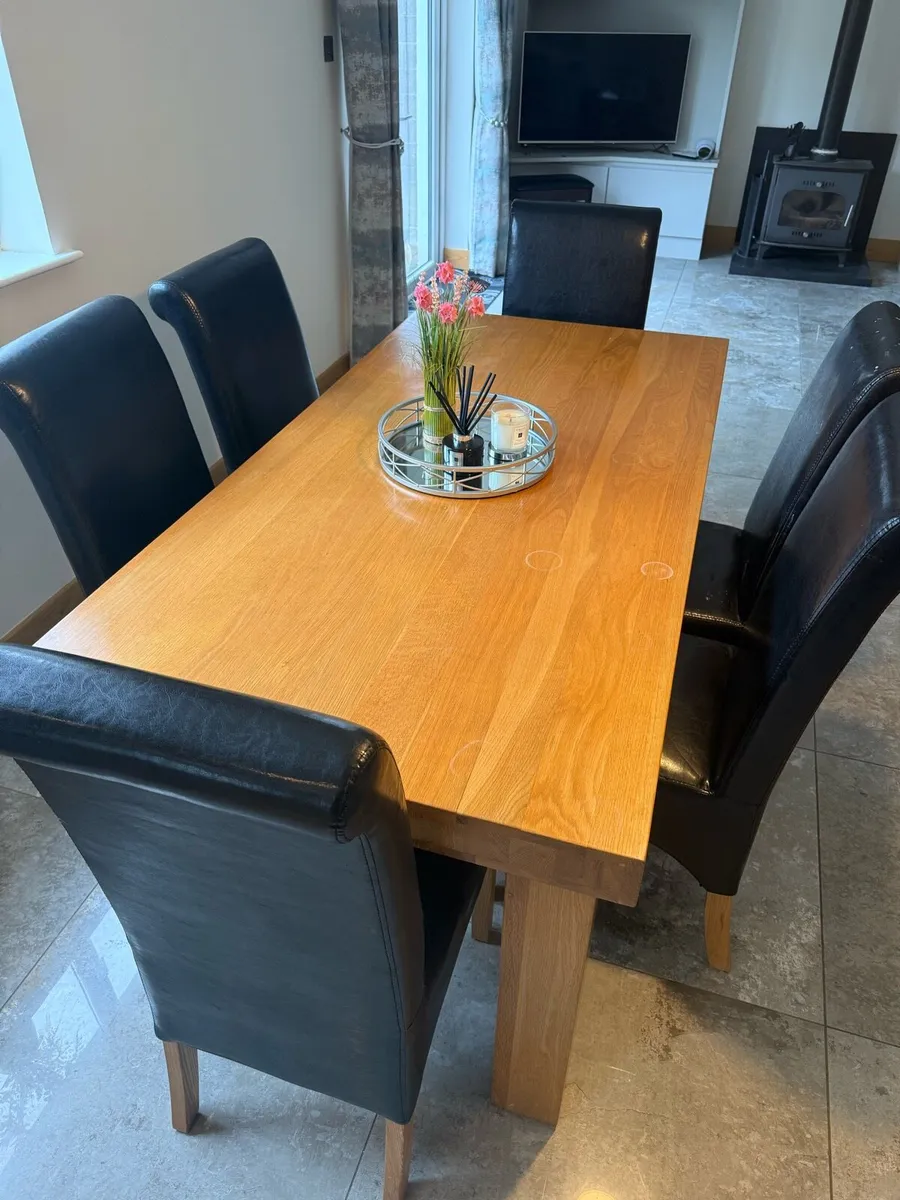 Kitchen Table, 6 chairs & 5 stools - Image 3