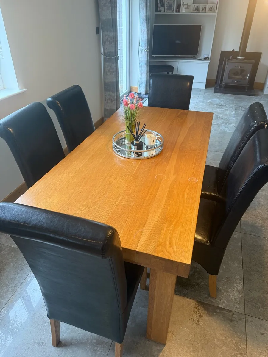Kitchen Table, 6 chairs & 5 stools - Image 4