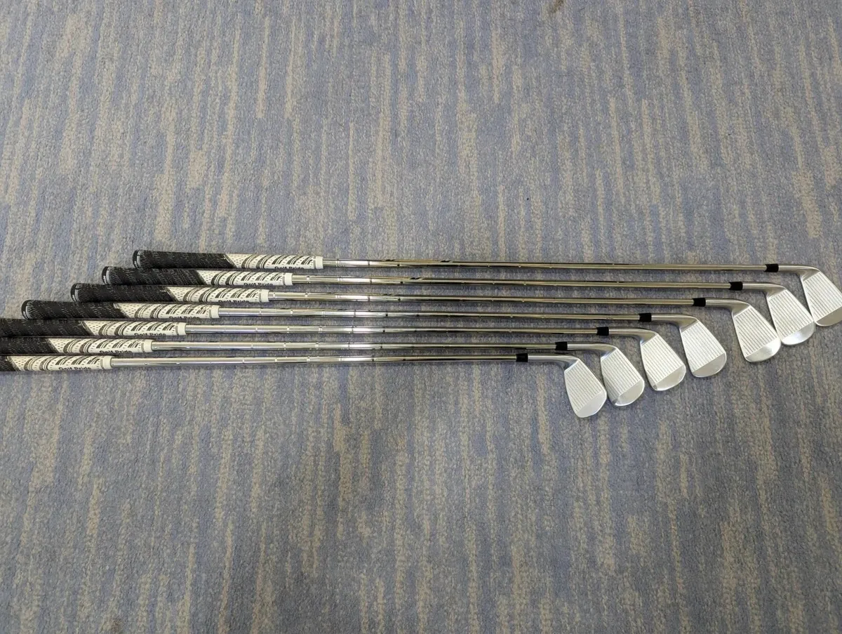 Titleist T100 2023 Irons 4-PW X-Stiff Dynamic Gold - Image 2