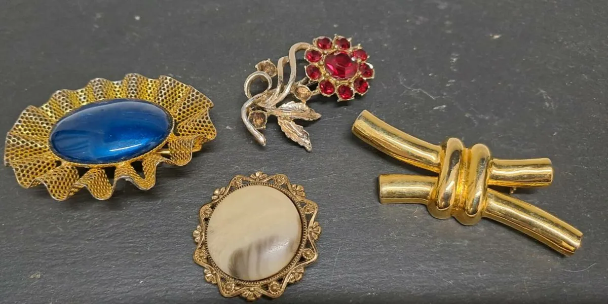4 brooches for a tenner - Image 1