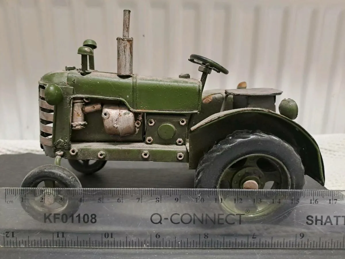 Vintage style green tractor - Image 4
