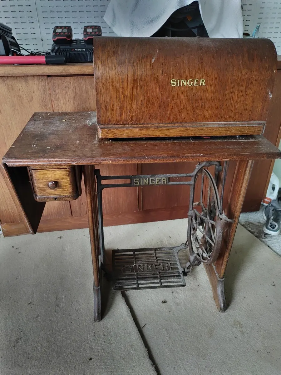 Singer wooden sewing machine - Image 1