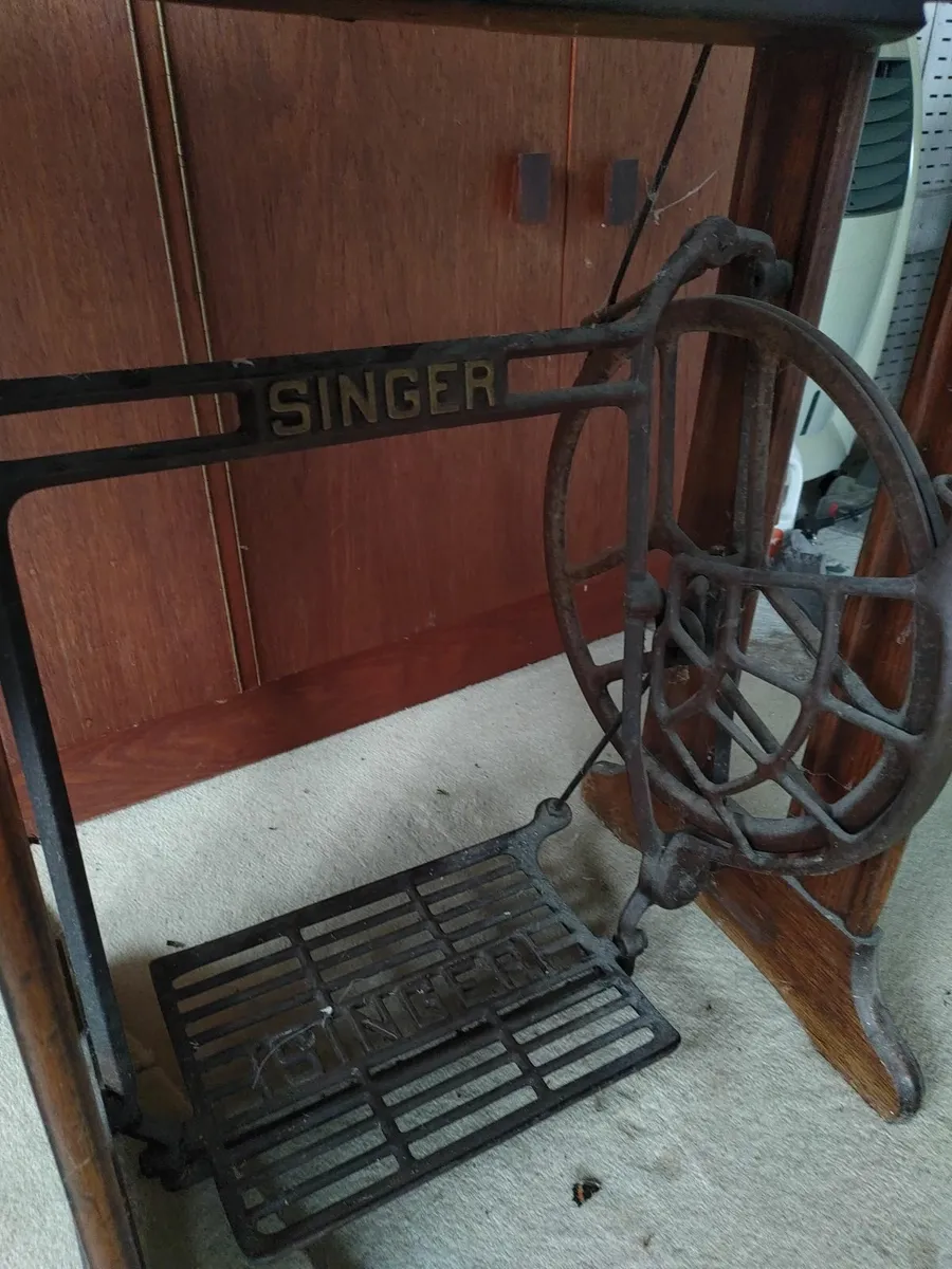 Singer wooden sewing machine - Image 2