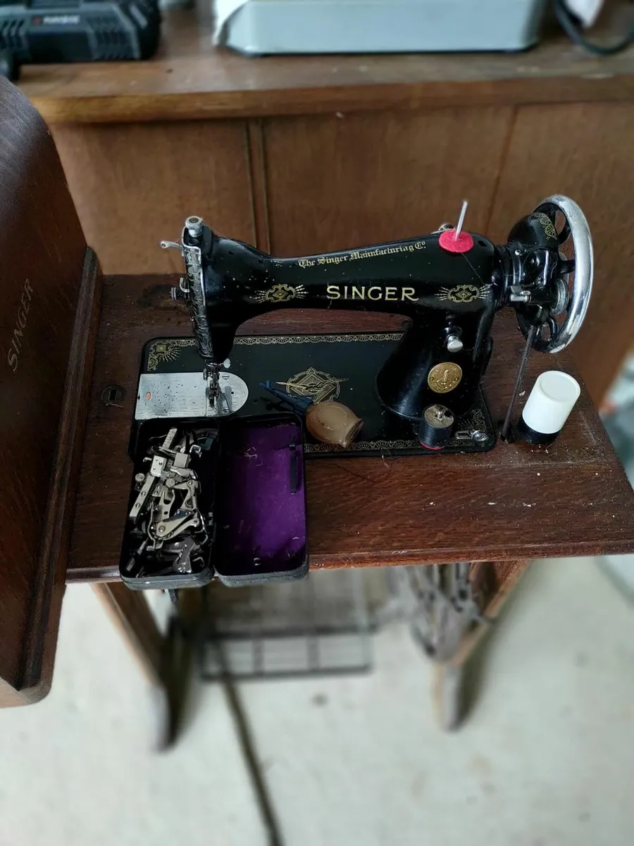 Singer wooden sewing machine - Image 3