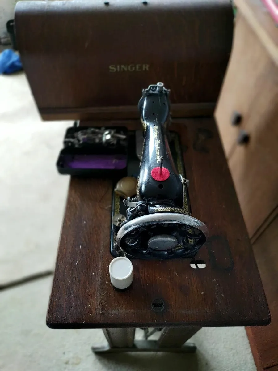 Singer wooden sewing machine - Image 4