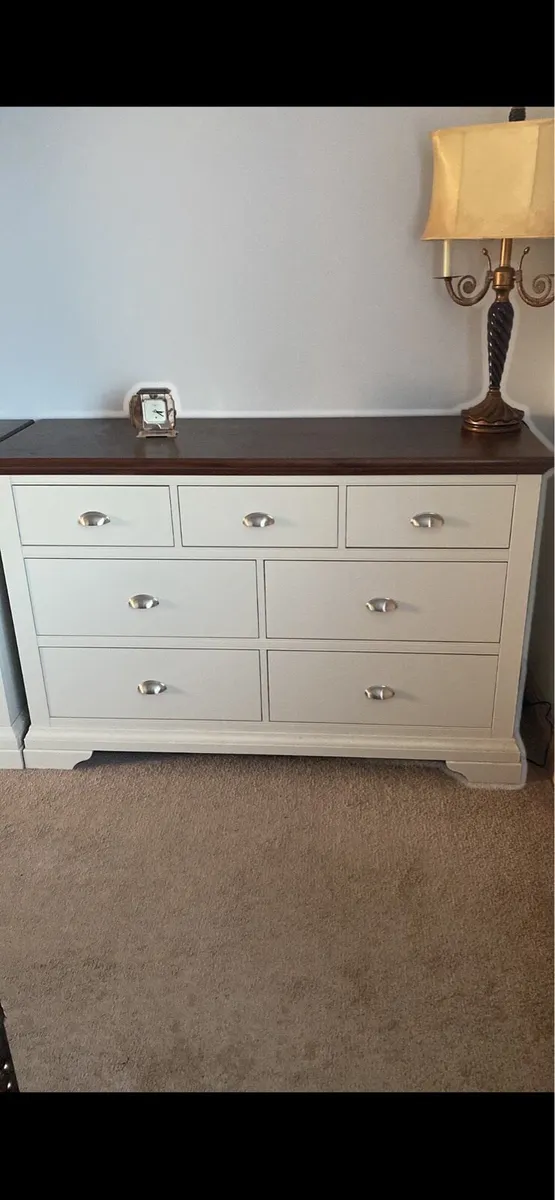 Chest of drawers