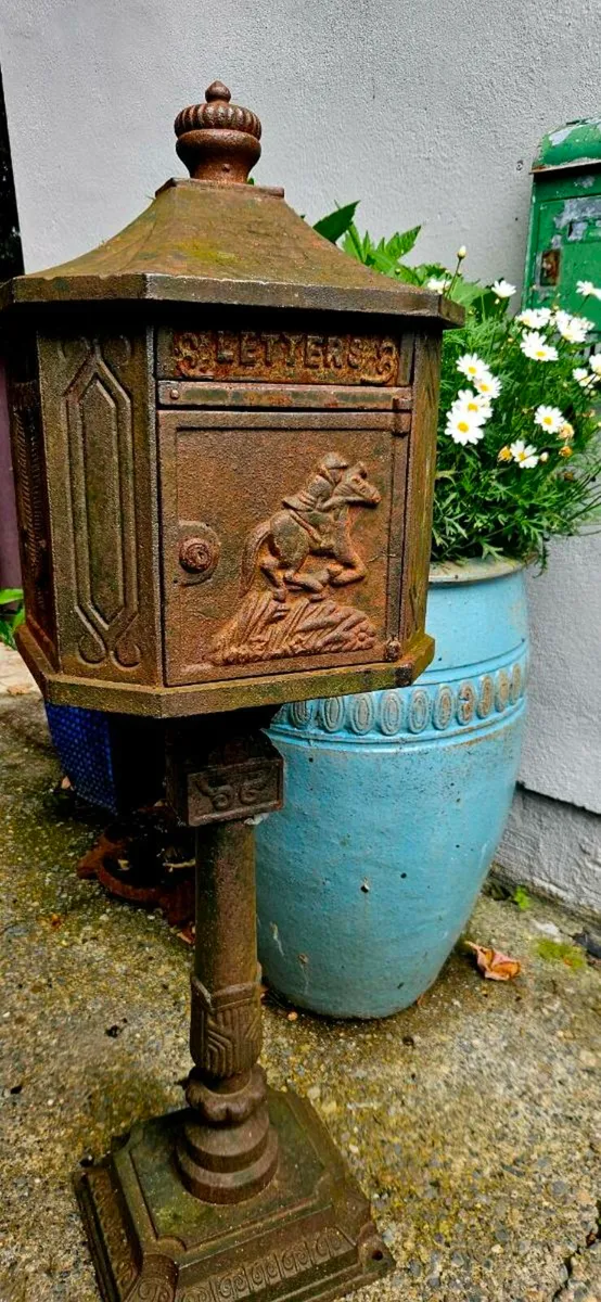 CAST IRON POST BOX - Image 1