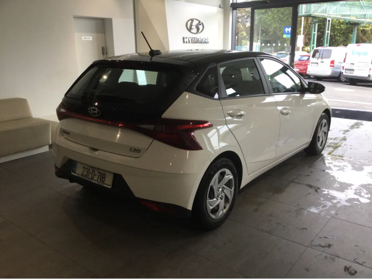 Hyundai i20 CLASSIC Two Tone - 1 Owner - Warranty - Image 2