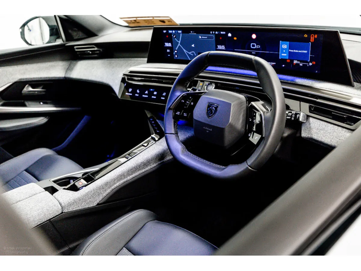 Peugeot 5008 Allure HYBRID Auto 145HP - 7 Seats - Image 2