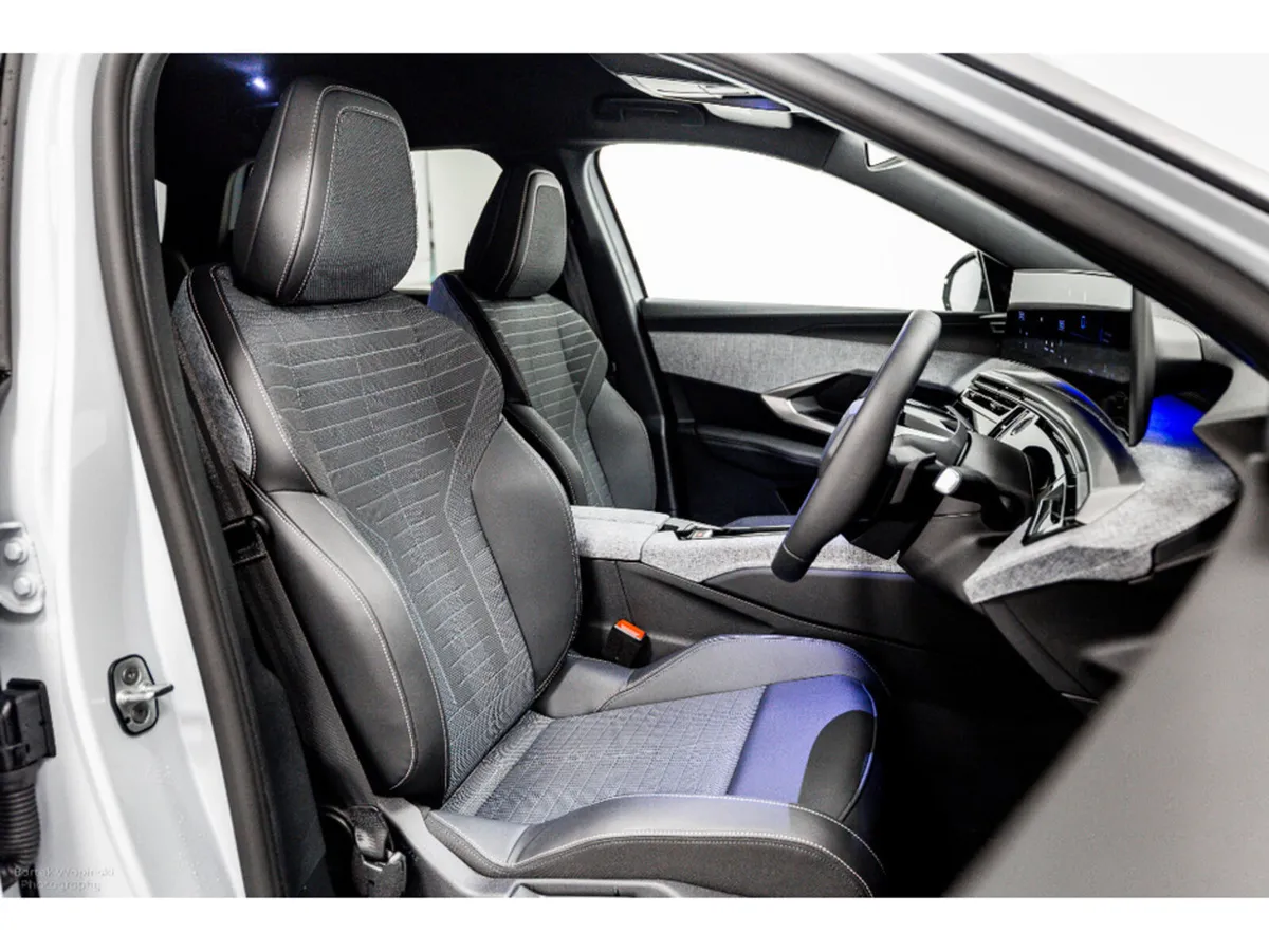 Peugeot 5008 Allure HYBRID Auto 145HP - 7 Seats - Image 3