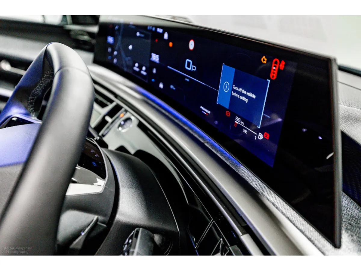 Peugeot 5008 Allure HYBRID Auto 145HP - 7 Seats - Image 4