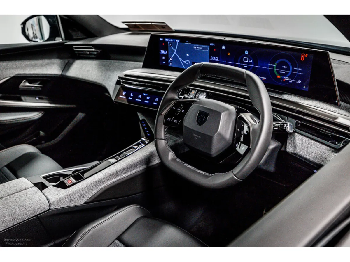 Peugeot 3008 Allure Hybrid Auto 145HP - Image 2