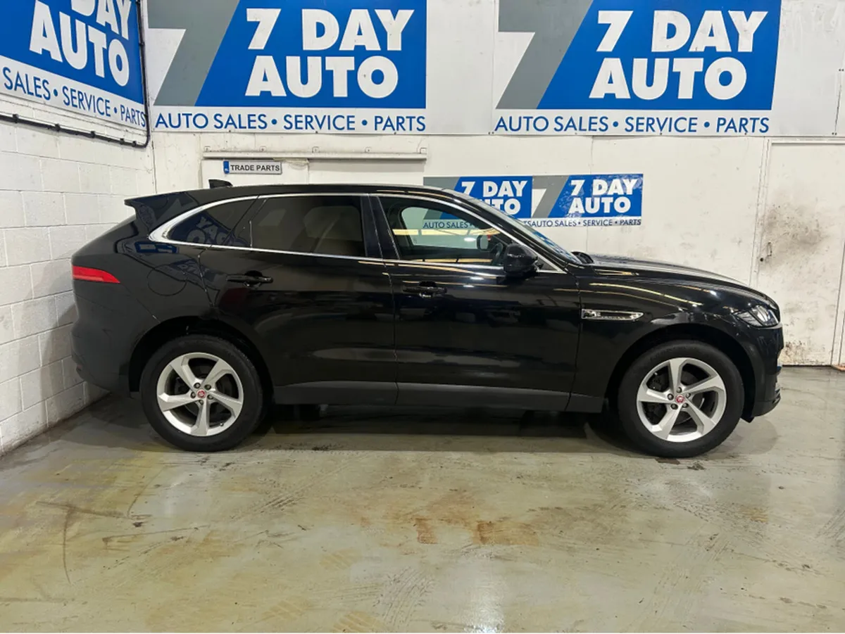 Jaguar F-Pace PAN ROOF PRESTIGE 180PS AUTO - Image 3