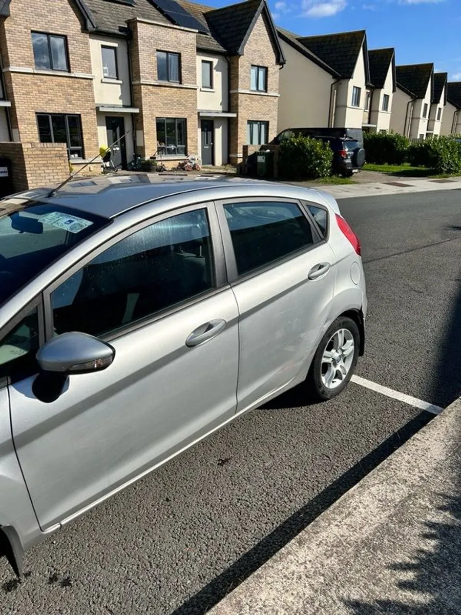 2010 Ford Fiesta - Image 2