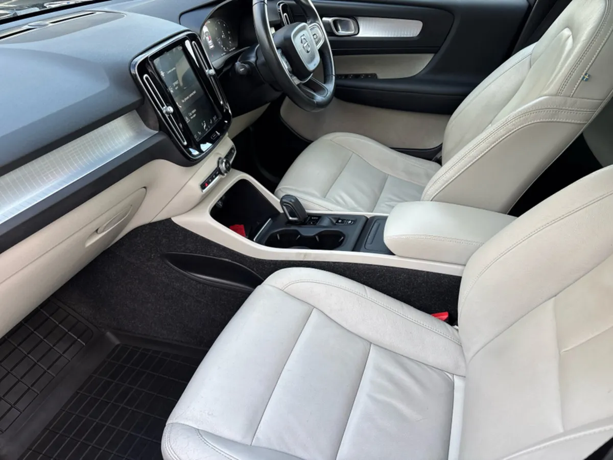 Volvo XC40 DIESEL MOMENTUM AUTO BEIGE LEATHER PANO - Image 3