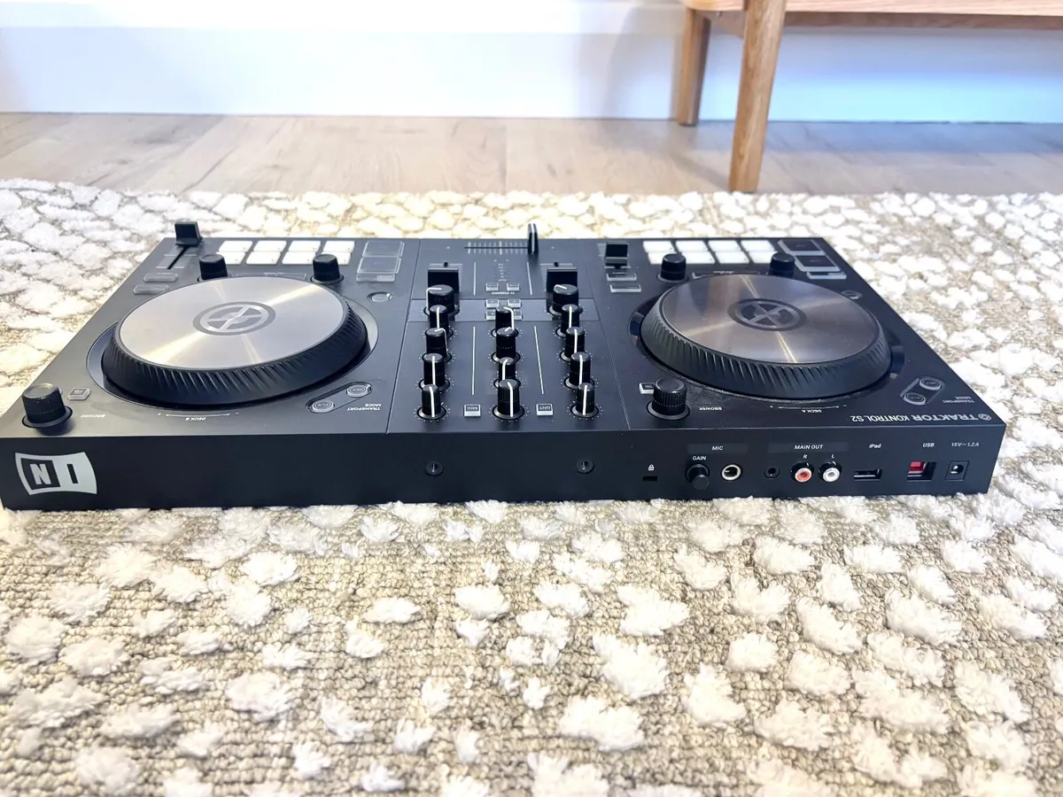 Traktor S2 MK3 dj controller in mint condition - Image 4