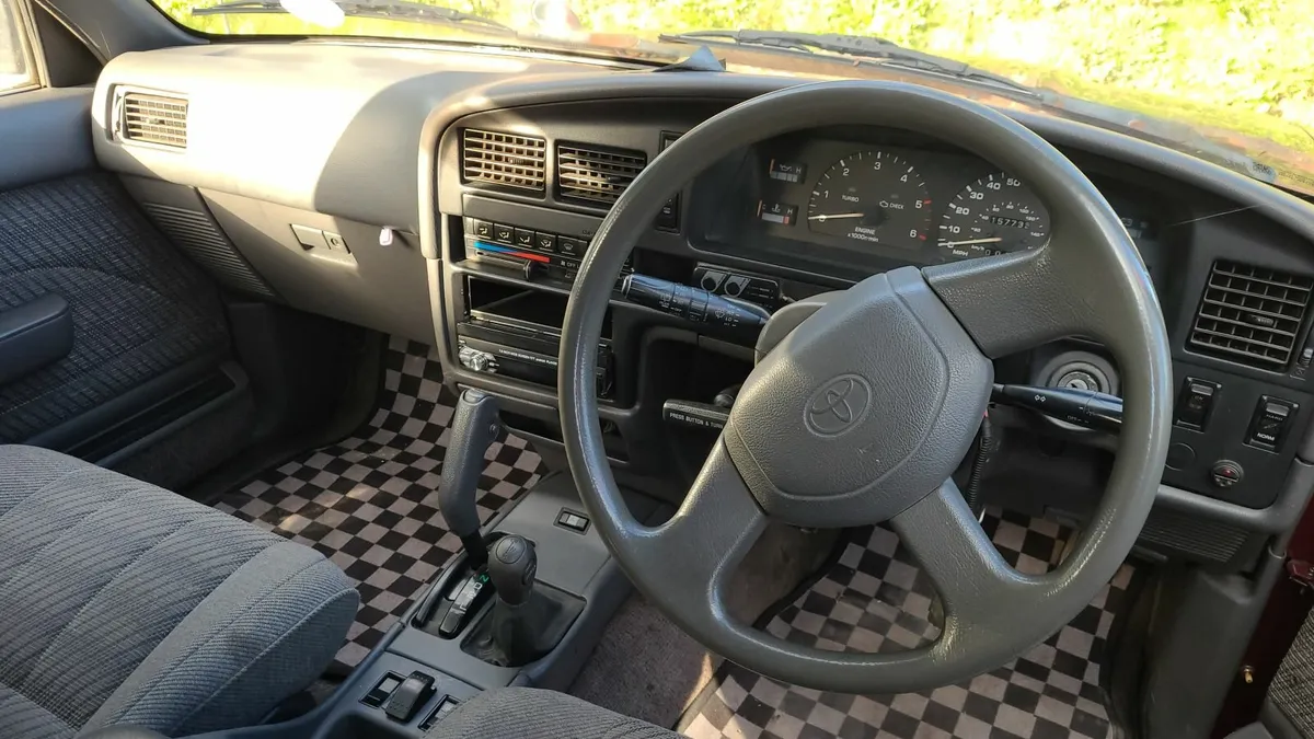 Toyota Hilux 1992 - Image 3