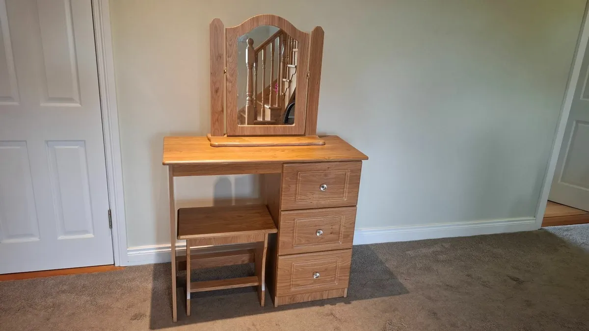 Dressing table - Image 1