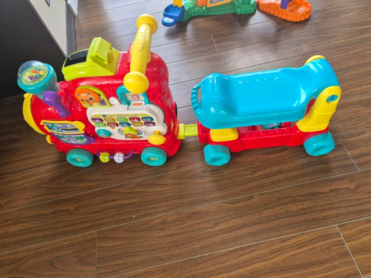 Vtech toys treehouse and train - Image 3