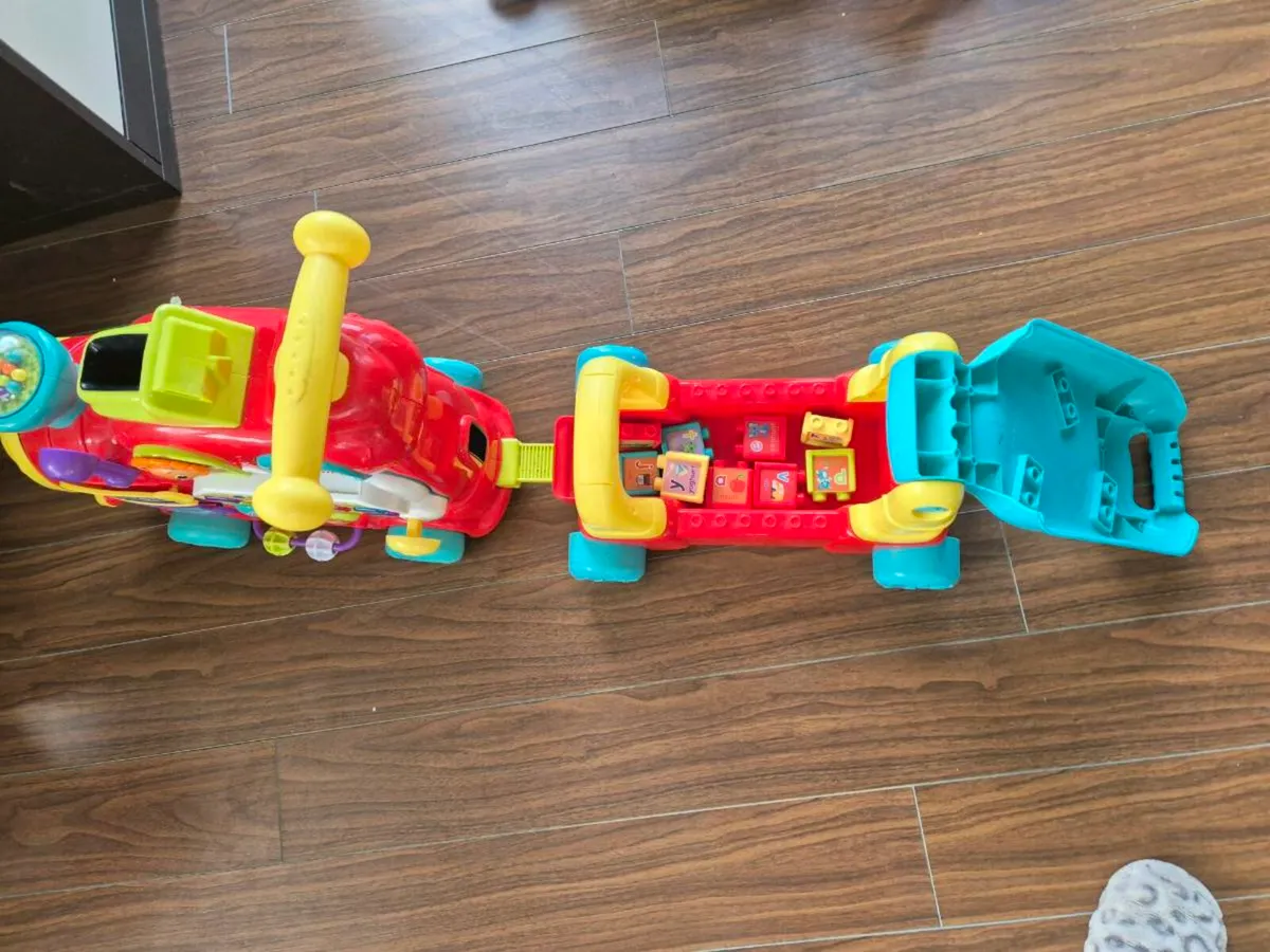 Vtech toys treehouse and train - Image 4