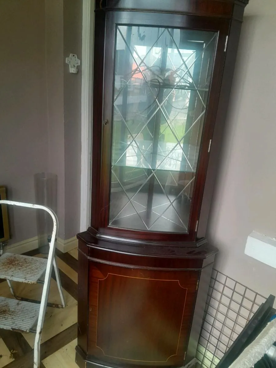 Corner display press