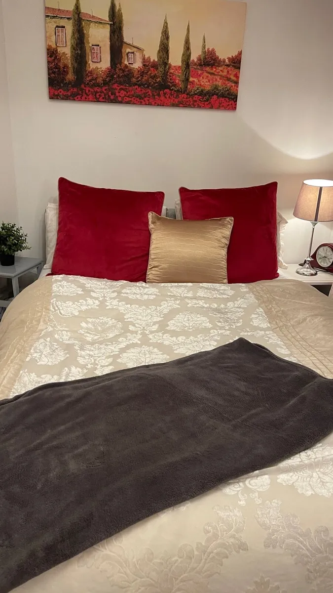 Double bedframe with mattress - Image 2