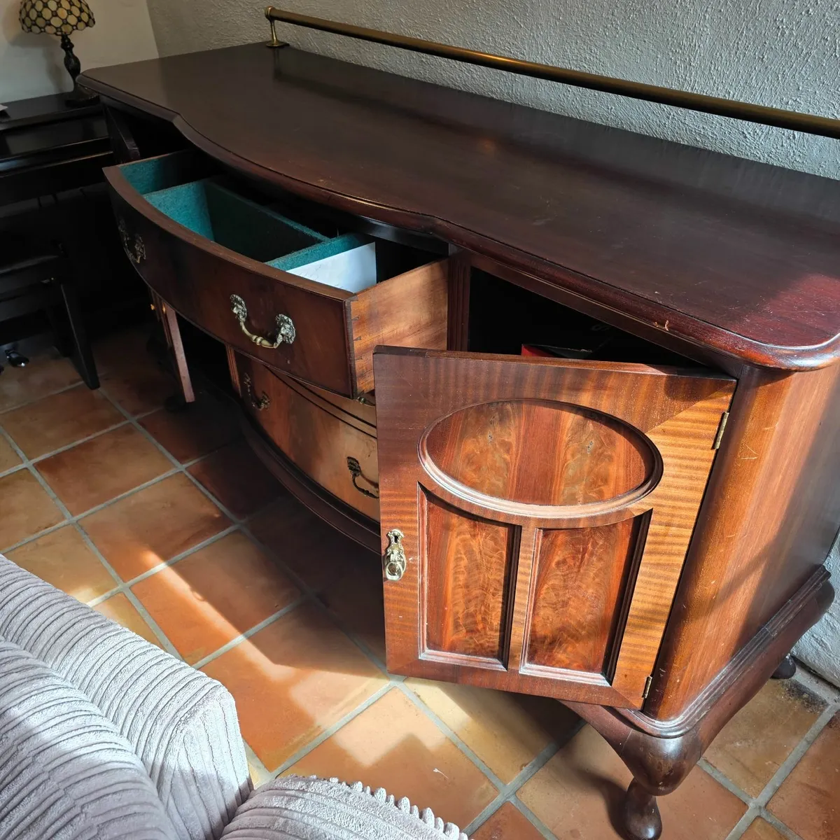 Victorian bow front mahogony sideboard with brass - Image 2