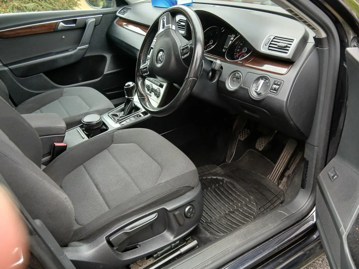 Volkswagen Passat 2014 - Image 2