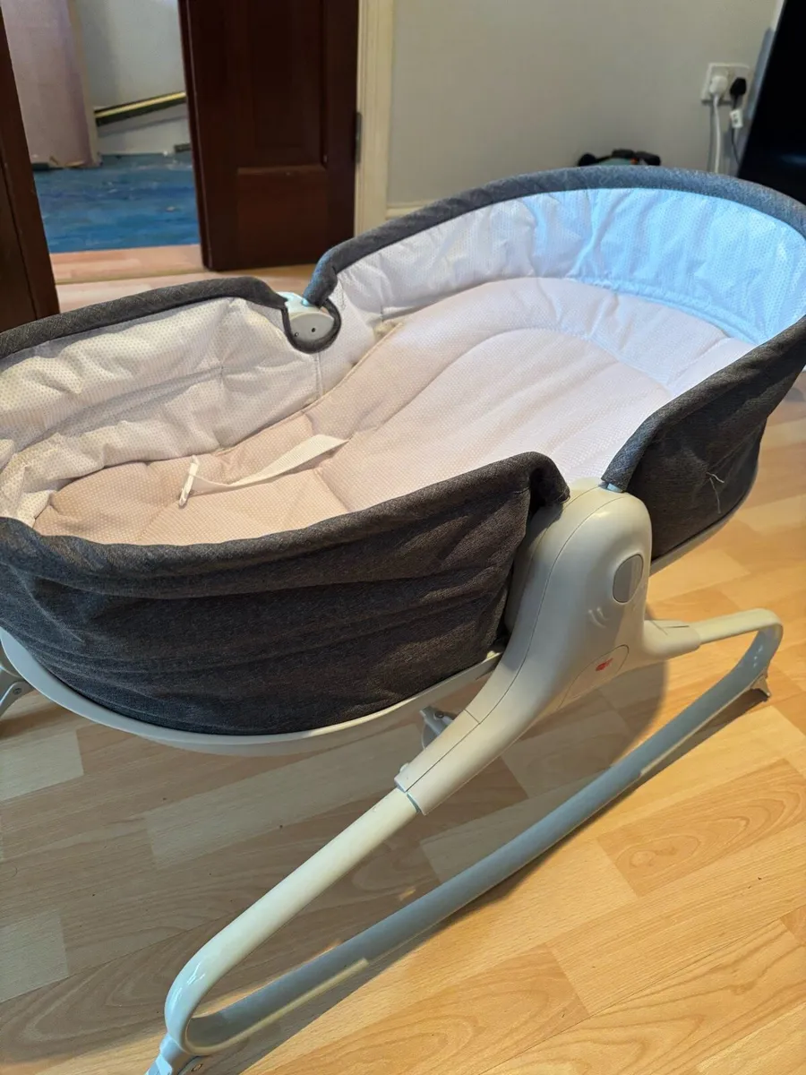 Baby swing bassinet