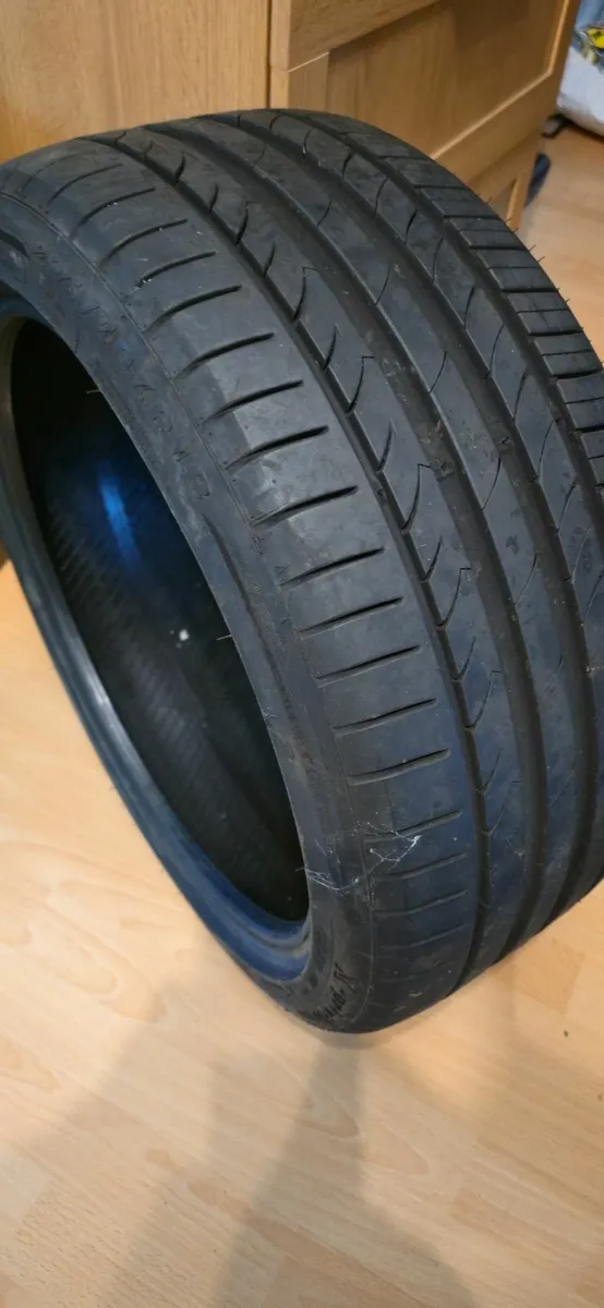 TRACMAX TX3  225/40/ ZR18   ONE TYRE LIKE NEW - Image 1