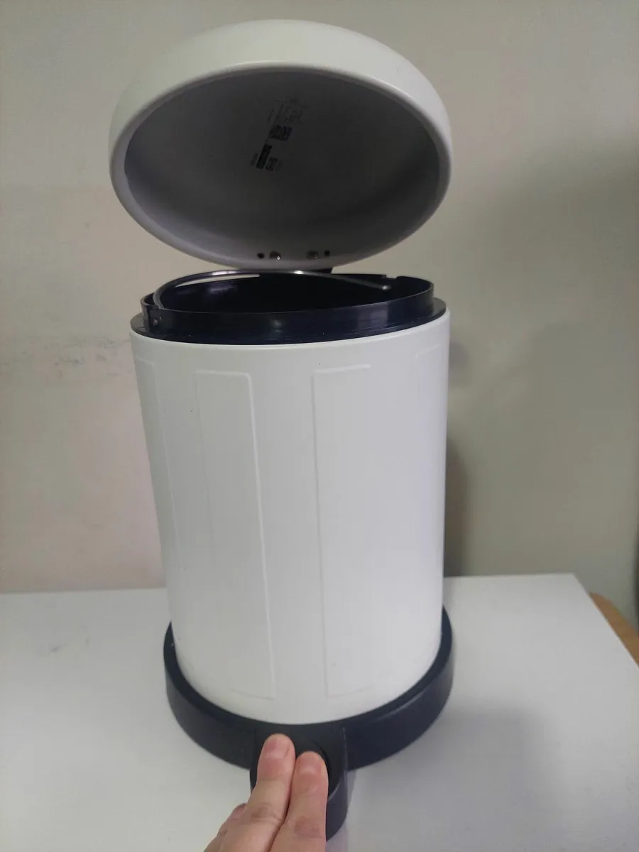 4l Toilet bin with lid / Ikea - Image 1