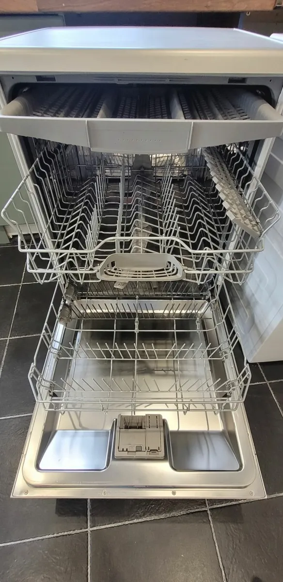 Bosch dishwasher & Beko 10kg washing machine - Image 2