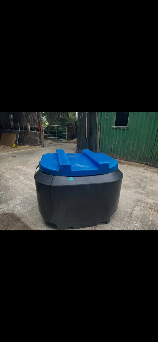 Large feed bins - Image 1