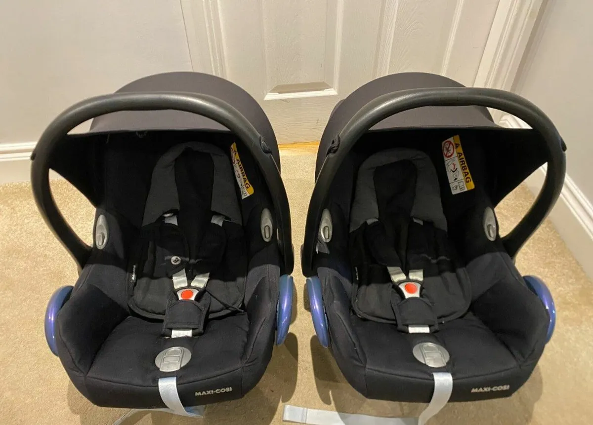 2 Maxi Cosi Car Seats with 2 ISOFix Bases - Image 1