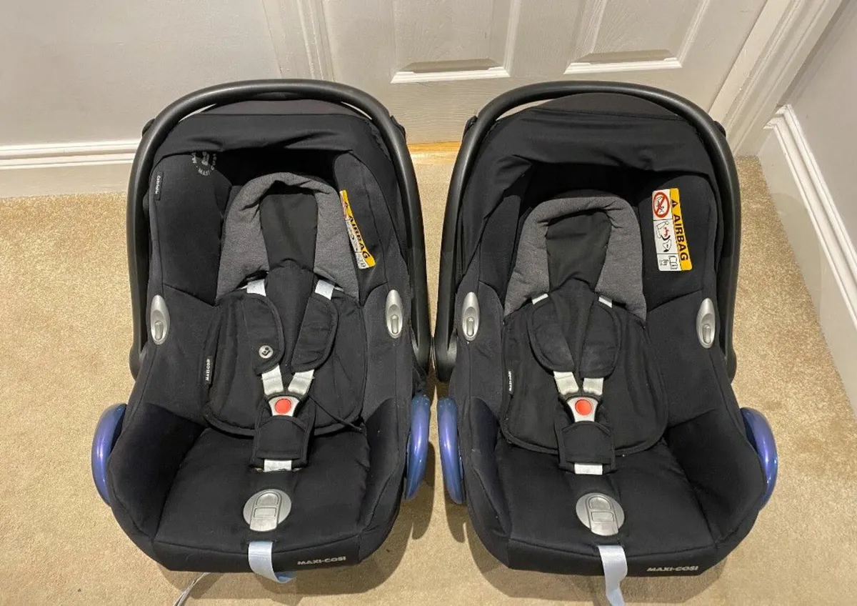 2 Maxi Cosi Car Seats with 2 ISOFix Bases - Image 2