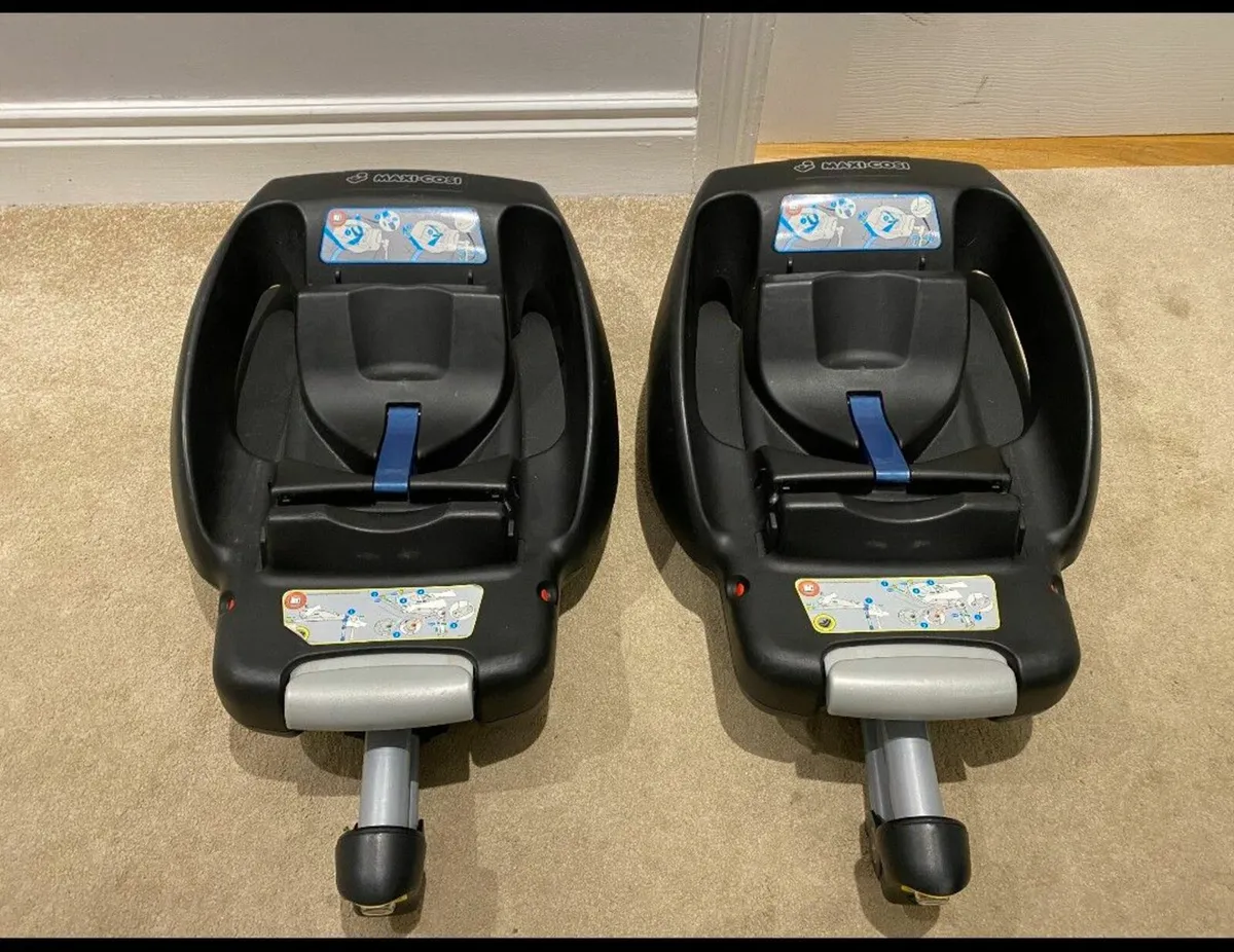 2 Maxi Cosi Car Seats with 2 ISOFix Bases - Image 3