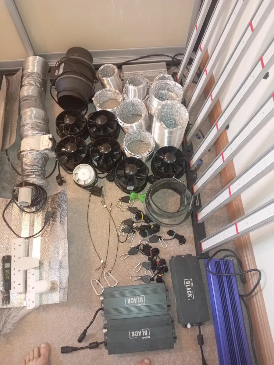 Grow tent equipment - Image 1